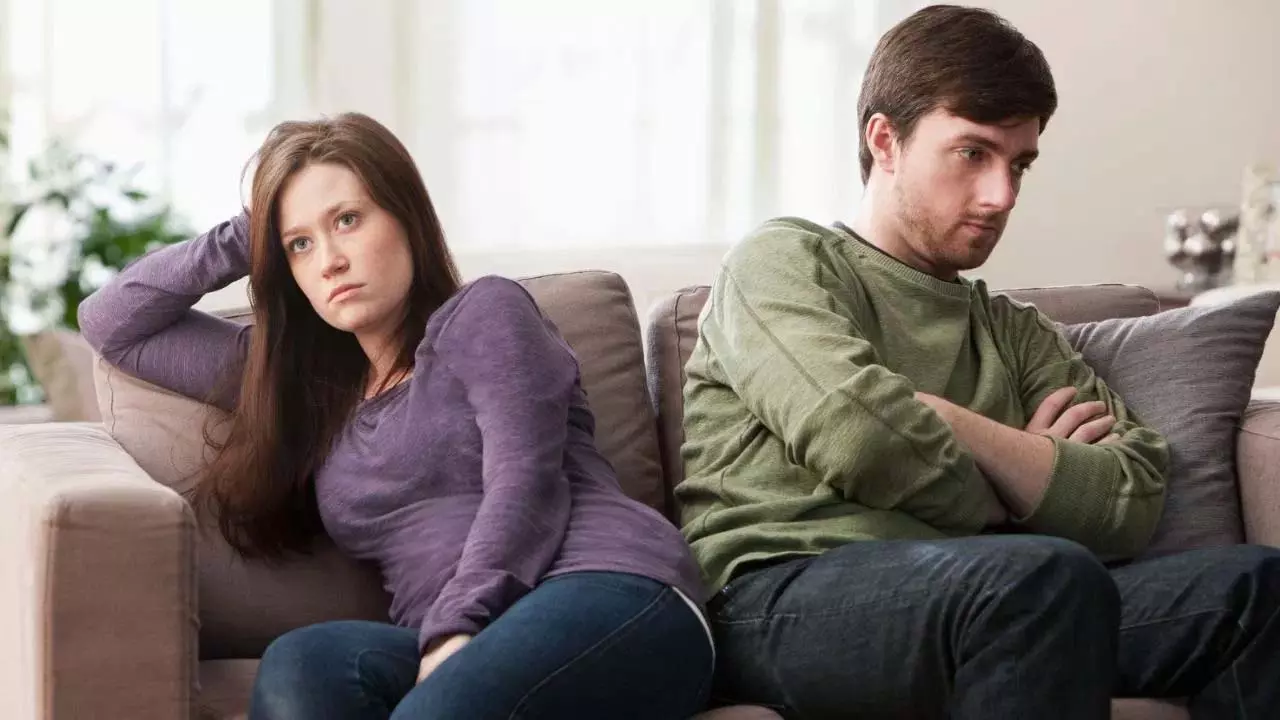 Relationship : रिश्तों में दरार डालने वाले 6 प्रमुख कारण Relationship : रिश्तों में दरार डालने वाले 6 प्रमुख कारण