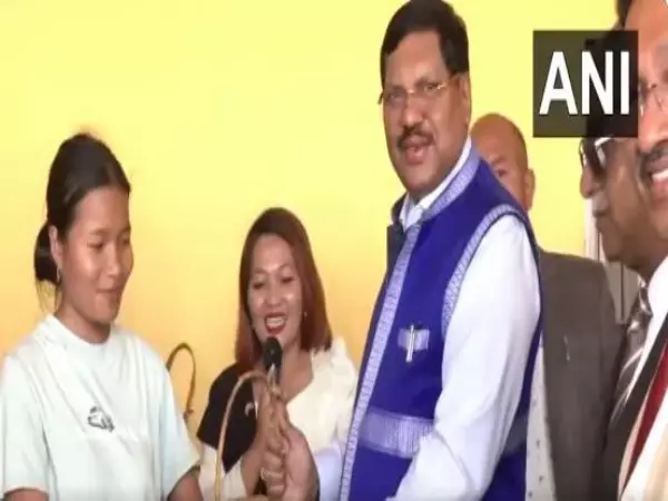 पांच सदस्यीय SC जजों के प्रतिनिधिमंडल ने चुराचांदपुर में राहत शिविर का दौरा किया पांच सदस्यीय SC जजों के प्रतिनिधिमंडल ने चुराचांदपुर में राहत शिविर का दौरा किया