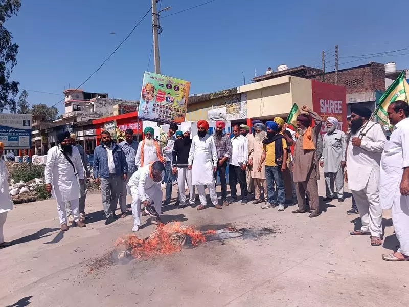 Haryana : अंबाला में किसानों ने आप सरकार के खिलाफ किया प्रदर्शन; एनएच यात्रियों को मिली राहत Haryana : अंबाला में किसानों ने आप सरकार के खिलाफ किया प्रदर्शन; एनएच यात्रियों को मिली राहत