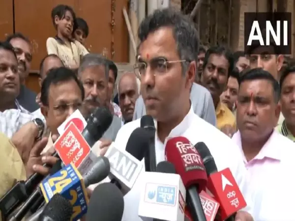 Delhi minister ने त्रिनगर में निरीक्षण के दौरान नशे में दिखे अधिकारी के तबादले का आदेश दिया Delhi minister ने त्रिनगर में निरीक्षण के दौरान नशे में दिखे अधिकारी के तबादले का आदेश दिया