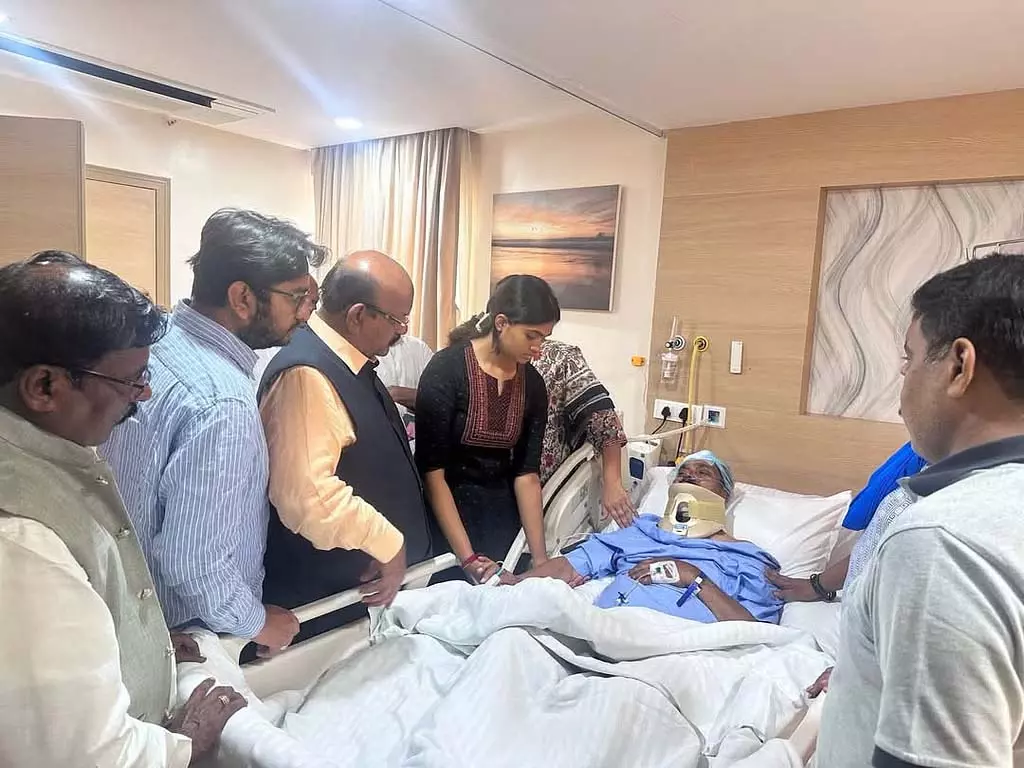 डिप्टी स्पीकर रुद्रप्पा लमानी का बेंगलुरु के अपोलो अस्पताल में इलाज चल रहा डिप्टी स्पीकर रुद्रप्पा लमानी का बेंगलुरु के अपोलो अस्पताल में इलाज चल रहा