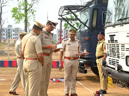 आईजी ने थानों में दी दबिश, आपातकालीन स्थिति से निपटने अलर्ट रहने कहा आईजी ने थानों में दी दबिश, आपातकालीन स्थिति से निपटने अलर्ट रहने कहा