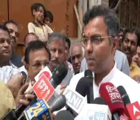 प्रवेश वर्मा ने Trinagar में निरीक्षण के दौरान नशे में दिखे अधिकारी के तबादले का दिया आदेश प्रवेश वर्मा ने Trinagar में निरीक्षण के दौरान नशे में दिखे अधिकारी के तबादले का दिया आदेश