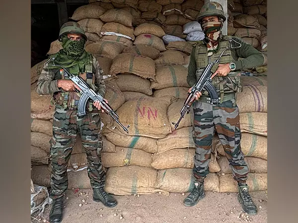 असम राइफल्स ने मिजोरम में एक करोड़ रुपये मूल्य की अवैध सुपारी बरामद की असम राइफल्स ने मिजोरम में एक करोड़ रुपये मूल्य की अवैध सुपारी बरामद की