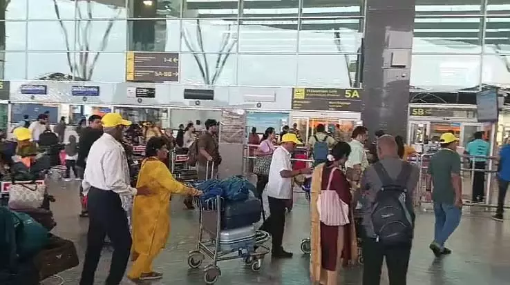 Karnataka Bandh : सुबह-सुबह एयरपोर्ट पर पहुंचे यात्री Karnataka Bandh : सुबह-सुबह एयरपोर्ट पर पहुंचे यात्री