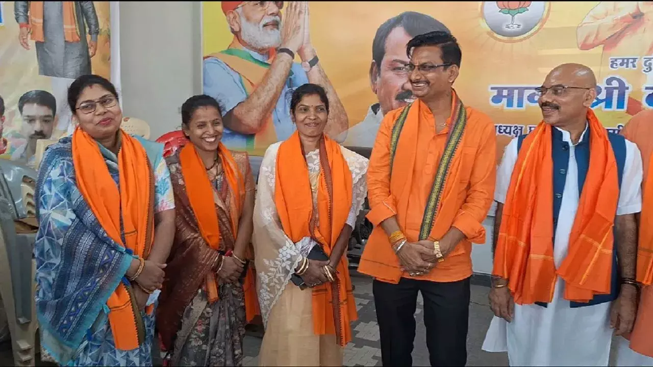 कांग्रेस के 5 पार्षद शामिल हुए भाजपा में, महापौर की कुर्सी हिली! कांग्रेस के 5 पार्षद शामिल हुए भाजपा में, महापौर की कुर्सी हिली!