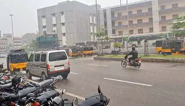भारी बारिश से धान के खेत भीग गए हैं: लोग खुश भारी बारिश से धान के खेत भीग गए हैं: लोग खुश