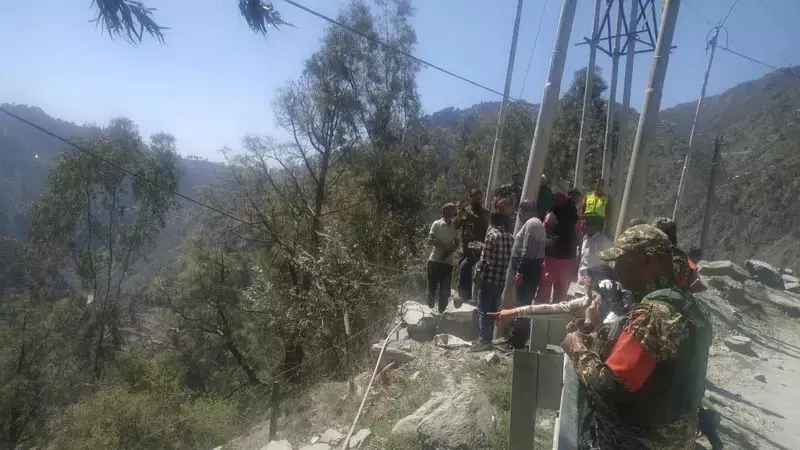 Jammu and Kashmir में वाहन के खाई में गिरने से दो लोगों की मौत Jammu and Kashmir में वाहन के खाई में गिरने से दो लोगों की मौत