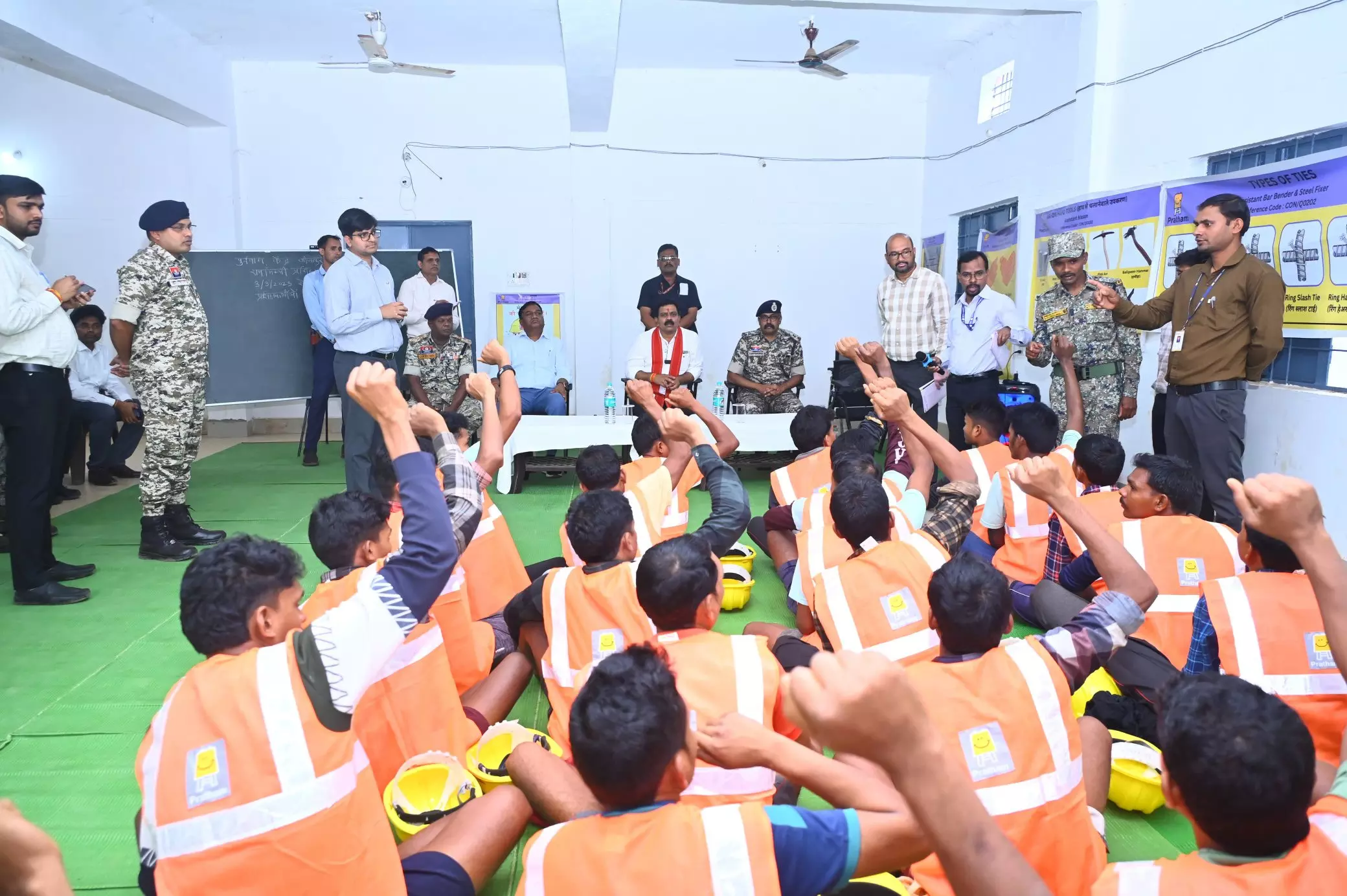 आत्मसमर्पित नक्सलियों से गृहमंत्री विजय शर्मा ने की बात आत्मसमर्पित नक्सलियों से गृहमंत्री विजय शर्मा ने की बात
