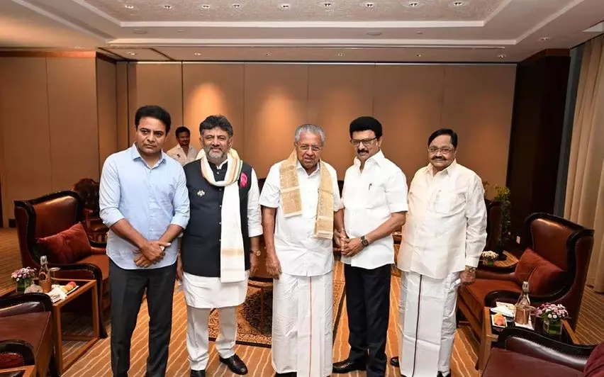 KERALA: पिनाराई विजयन ने कहा- परिसीमन ‘तलवार की तरह लटक रहा KERALA: पिनाराई विजयन ने कहा- परिसीमन ‘तलवार की तरह लटक रहा