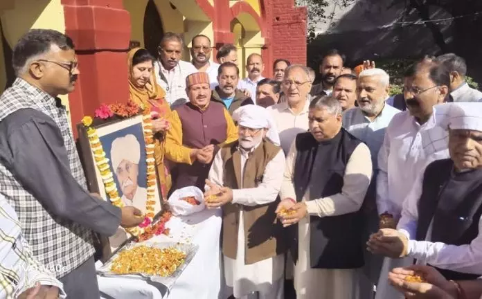 Jammu: पंडित प्रेम नाथ डोगरा की पुण्यतिथि पर पुष्पांजलि अर्पित Jammu: पंडित प्रेम नाथ डोगरा की पुण्यतिथि पर पुष्पांजलि अर्पित