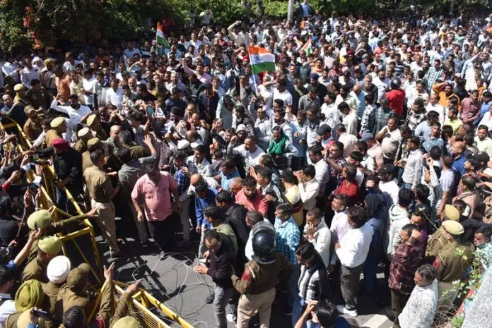 पुलिस ने सीएम आवास तक PHE दैनिक वेतनभोगियों के विरोध मार्च को विफल किया पुलिस ने सीएम आवास तक PHE दैनिक वेतनभोगियों के विरोध मार्च को विफल किया