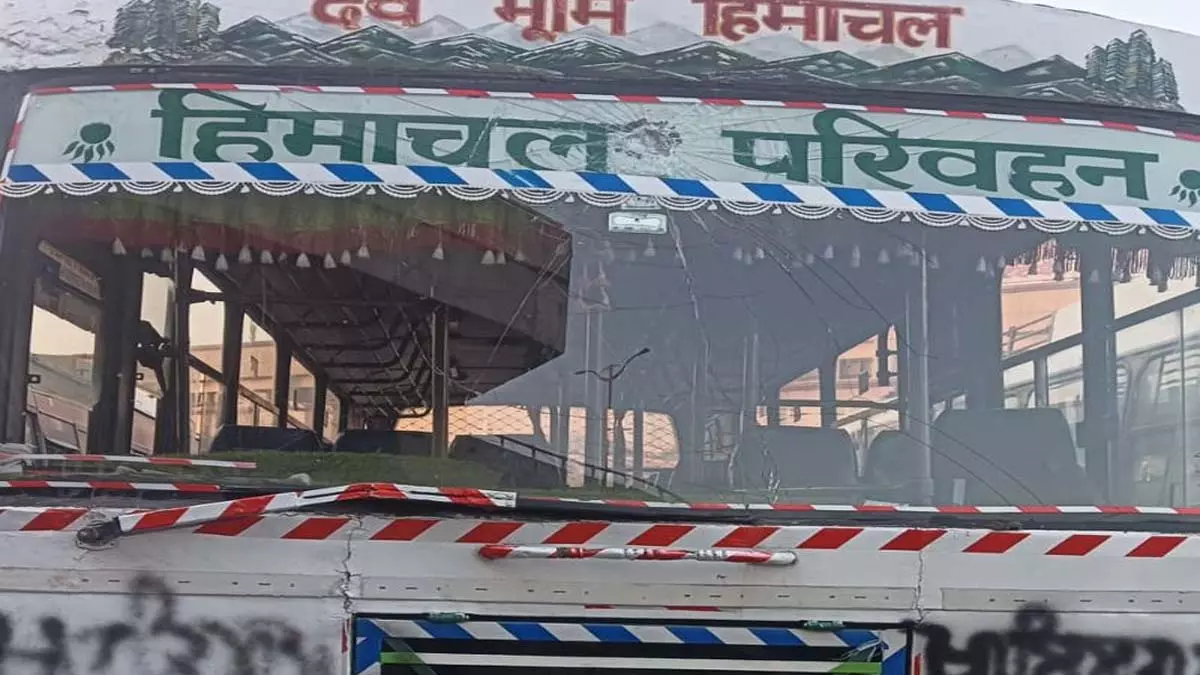 पंजाब के अमृतसर में हिमाचल की 4 बसों में तोड़फोड़ की गई पंजाब के अमृतसर में हिमाचल की 4 बसों में तोड़फोड़ की गई