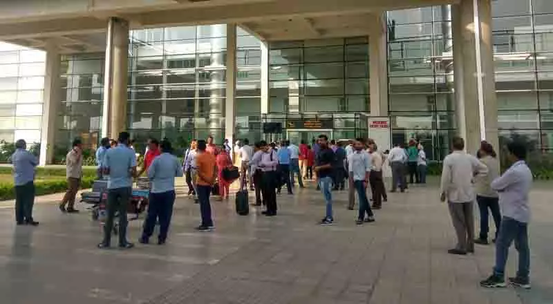 CM से तिवारी का आग्रह, विदेशी एयरलाइनों के लिए हवाईअड्डे को सुलभ बनाया जाए CM से तिवारी का आग्रह, विदेशी एयरलाइनों के लिए हवाईअड्डे को सुलभ बनाया जाए