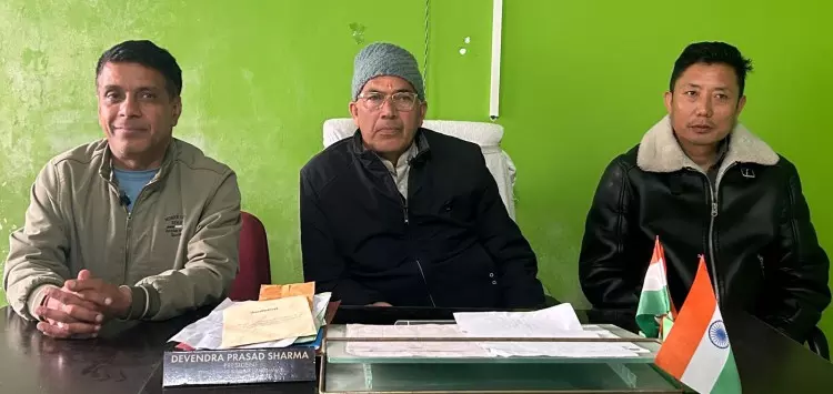Sikkim : ग्यालशिंग नगर पंचायत व्यापार लाइसेंस को उप-पट्टे पर देने के खिलाफ कार्रवाई Sikkim : ग्यालशिंग नगर पंचायत व्यापार लाइसेंस को उप-पट्टे पर देने के खिलाफ कार्रवाई
