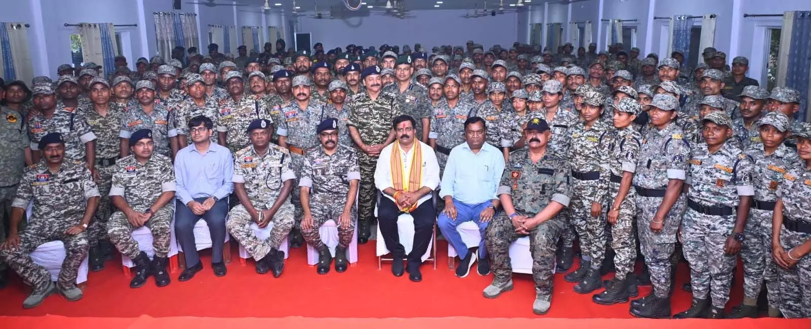माओवादियों से लोहा लेने वाले जांबाज जवानों से रूबरू हुए उपमुख्यमंत्री विजय शर्मा माओवादियों से लोहा लेने वाले जांबाज जवानों से रूबरू हुए उपमुख्यमंत्री विजय शर्मा