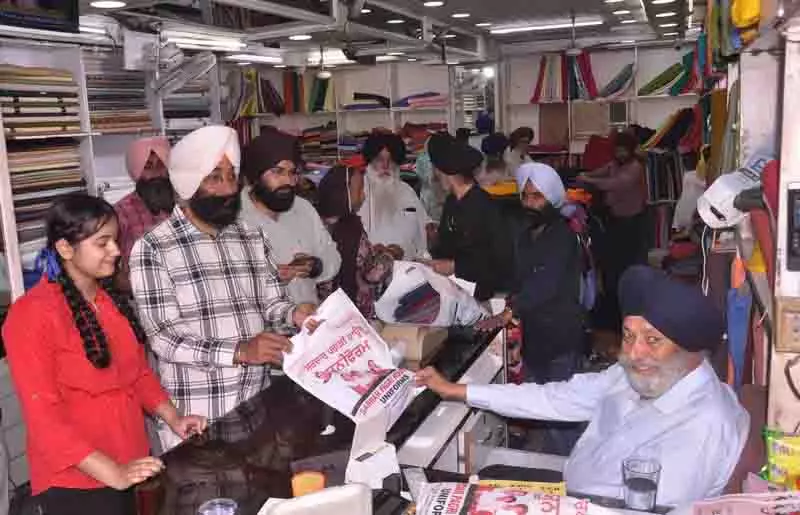 Amritsar: किताबें और यूनिफॉर्म खरीदने के लिए भीड़ बढ़ने लगी Amritsar: किताबें और यूनिफॉर्म खरीदने के लिए भीड़ बढ़ने लगी