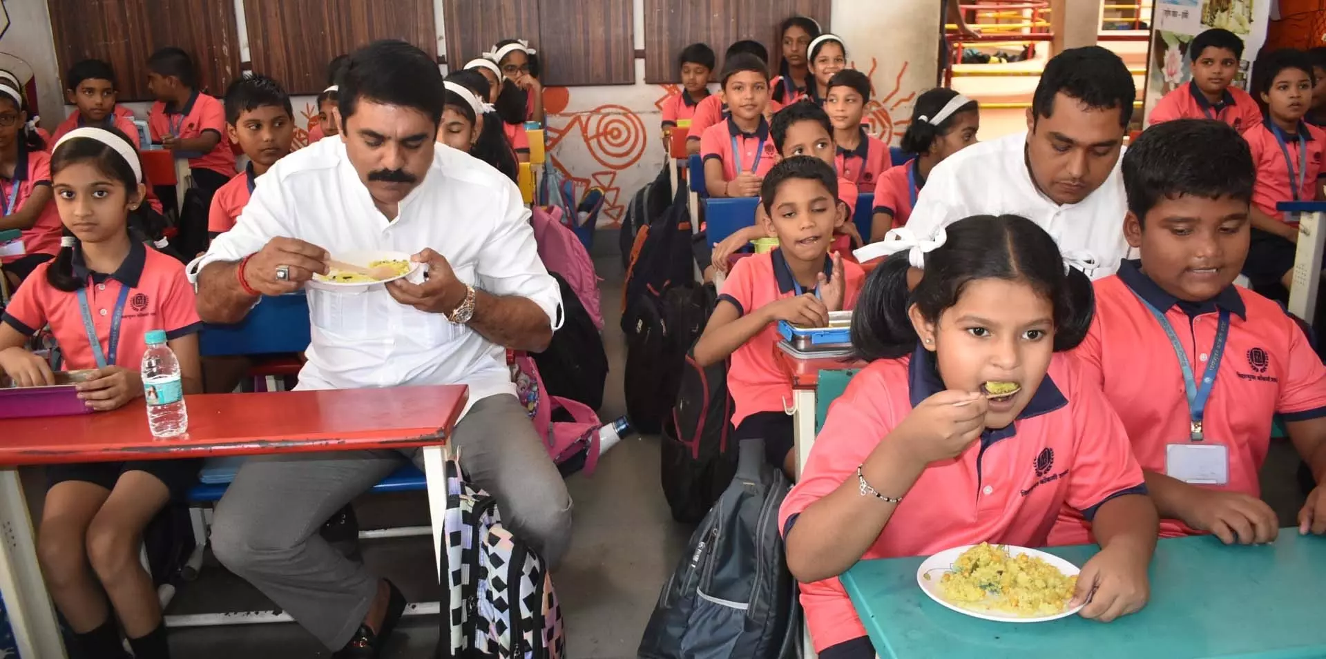 Goa फॉरवर्ड ने मध्याह्न भोजन उपलब्ध कराने वाले स्वयं सहायता समूहों का समर्थन किया Goa फॉरवर्ड ने मध्याह्न भोजन उपलब्ध कराने वाले स्वयं सहायता समूहों का समर्थन किया