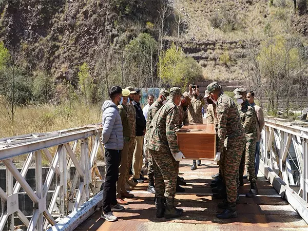 भारतीय सेना ने PoJK से लापता दो युवकों के पार्थिव शरीर वापस लाने में की मदद भारतीय सेना ने PoJK से लापता दो युवकों के पार्थिव शरीर वापस लाने में की मदद