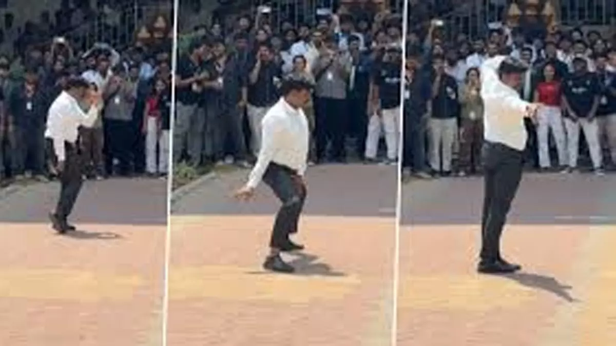 Viral Video: छात्रों के सामने टीचर के शानदार डांस मूव्स ने जीता नेटीजेंस का दिल Viral Video: छात्रों के सामने टीचर के शानदार डांस मूव्स ने जीता नेटीजेंस का दिल