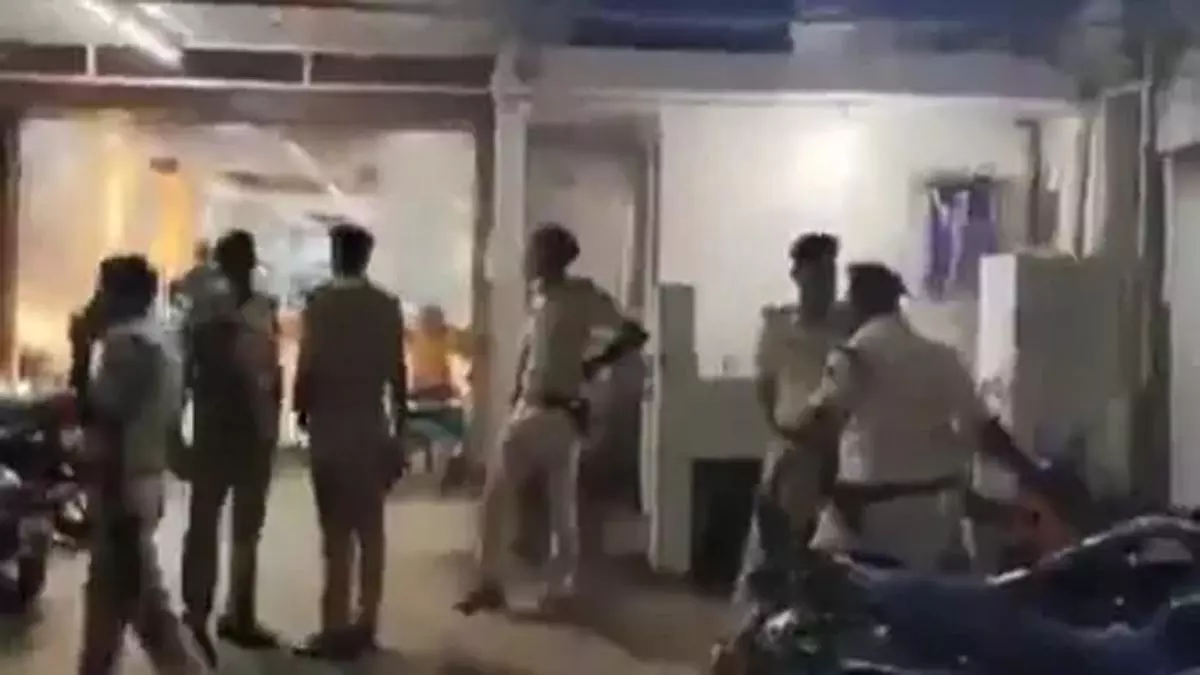 Patna: अस्पताल निदेशक की उनके कार्यालय में गोली मारकर हत्या, पुलिस ने जांच शुरू की Patna: अस्पताल निदेशक की उनके कार्यालय में गोली मारकर हत्या, पुलिस ने जांच शुरू की