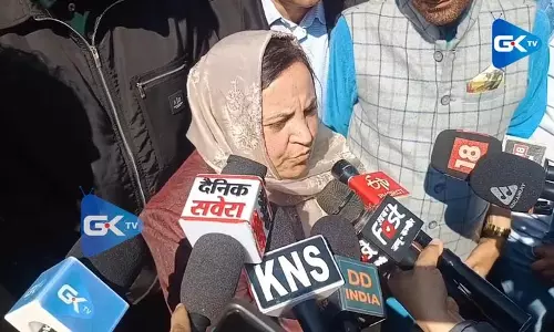 मंत्री सकीना इटू ने अनंतनाग अग्नि पीड़ितों से मुलाकात की मंत्री सकीना इटू ने अनंतनाग अग्नि पीड़ितों से मुलाकात की