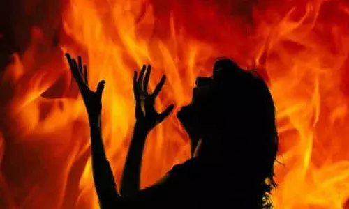 Hamirpur: मानसिक रूप से परेशान एलआईसी एजेंट युवती ने केरोसीन डाल लगाई आग Hamirpur: मानसिक रूप से परेशान एलआईसी एजेंट युवती ने केरोसीन डाल लगाई आग