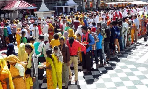 कांगड़ा क्षेत्र में श्रद्धालुओं ने जल निकायों को प्रदूषित छोड़ दिया कांगड़ा क्षेत्र में श्रद्धालुओं ने जल निकायों को प्रदूषित छोड़ दिया