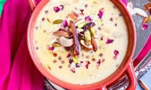 Eid Special: शीर खुरमा बनाने का आसान तरीका, खाने वाले करेंगे आपकी तारीफ Eid Special: शीर खुरमा बनाने का आसान तरीका, खाने वाले करेंगे आपकी तारीफ