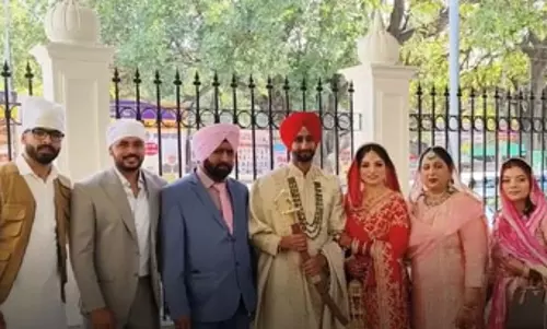 जालंधर : शादी के बंधन में बंधे हॉकी खिलाड़ी ओलंपियन मंदीप सिंह और उदिता दूहन जालंधर : शादी के बंधन में बंधे हॉकी खिलाड़ी ओलंपियन मंदीप सिंह और उदिता दूहन