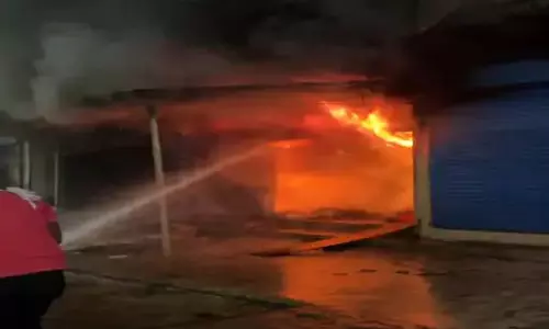 कपड़ा शॉप में आगजनी से 20 लाख का नुकसान, पहले हुआ विस्फोट फिर धधकती आग कपड़ा शॉप में आगजनी से 20 लाख का नुकसान, पहले हुआ विस्फोट फिर धधकती आग