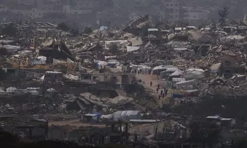 Israeli सेना गाजा में और भीतर तक घुसी, एकमात्र कैंसर अस्पताल नष्ट किया Israeli सेना गाजा में और भीतर तक घुसी, एकमात्र कैंसर अस्पताल नष्ट किया