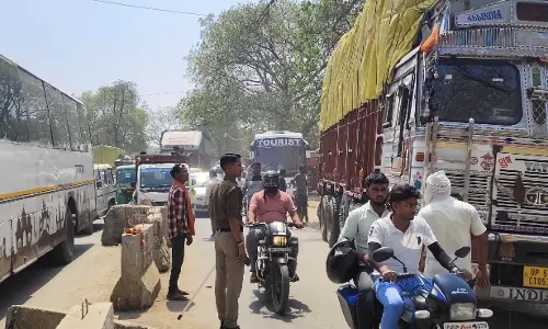 Jaunpur: जगदीशपुर रेलवे फाटक पर ट्रक फंसा, लगा भीषण जाम Jaunpur: जगदीशपुर रेलवे फाटक पर ट्रक फंसा, लगा भीषण जाम
