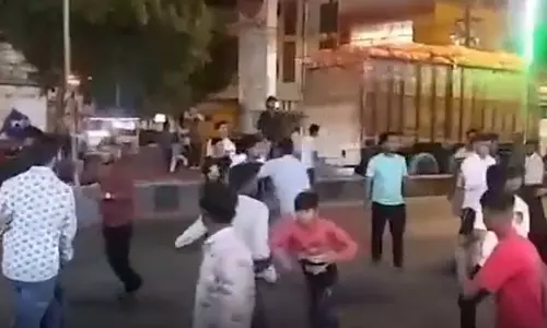 श्रद्धालुओं और फल विक्रेताओं के बीच झगड़ा, सड़क को बनाया जंग का अखाड़ा