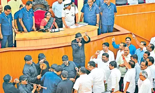 Odisha: विधानसभा के अंदर और बाहर विरोध प्रदर्शन किया Odisha: विधानसभा के अंदर और बाहर विरोध प्रदर्शन किया