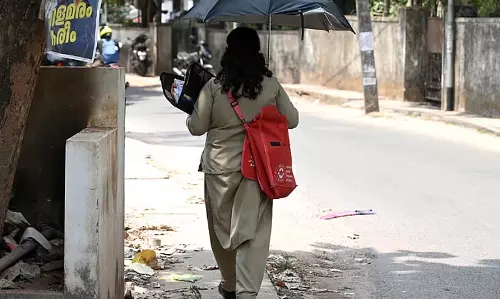 Kashmir:  डाकिया ने मौसम की परवाह किए बिना घर-घर जाकर सामान पहुंचाया