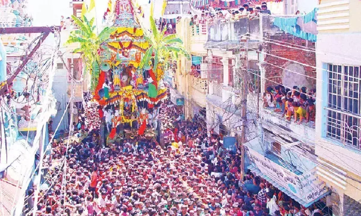 Andhra: कादिरी रथोत्सव हर्षोल्लास और भक्ति के बीच आयोजित हुआ Andhra: कादिरी रथोत्सव हर्षोल्लास और भक्ति के बीच आयोजित हुआ