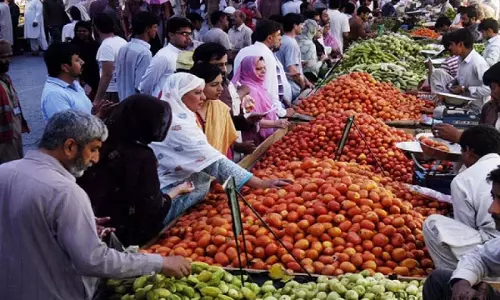 Pakistan में महंगाई की मार, और नेताओ की बल्ले बल्ले