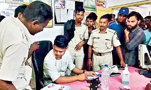 Odisha: ग्रामीणों ने पुलिस पर हमला किया Odisha: ग्रामीणों ने पुलिस पर हमला किया