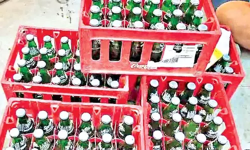 Odisha: लोकप्रिय ब्रांडों के शीतल पेय की बोतलों में मिलावटी शराब बेच रहे Odisha: लोकप्रिय ब्रांडों के शीतल पेय की बोतलों में मिलावटी शराब बेच रहे
