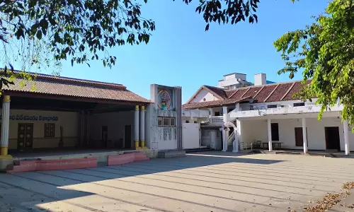 AP: वीरसलिंगम के टाउन हॉल ने रखरखाव के लिए दान मांगा AP: वीरसलिंगम के टाउन हॉल ने रखरखाव के लिए दान मांगा