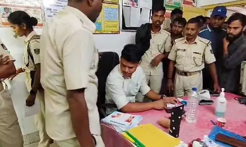 गांजा जब्ती अभियान के दौरान भीड़ ने पुलिस टीम पर हमला किया, 26 पुलिसकर्मी घायल गांजा जब्ती अभियान के दौरान भीड़ ने पुलिस टीम पर हमला किया, 26 पुलिसकर्मी घायल