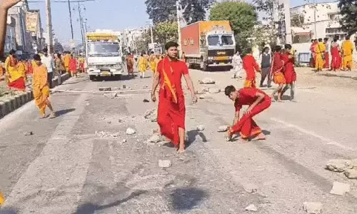 महायज्ञ में फायरिंग से खलबली, जमकर हंगामा, स्थिति तनावपूर्ण महायज्ञ में फायरिंग से खलबली, जमकर हंगामा, स्थिति तनावपूर्ण