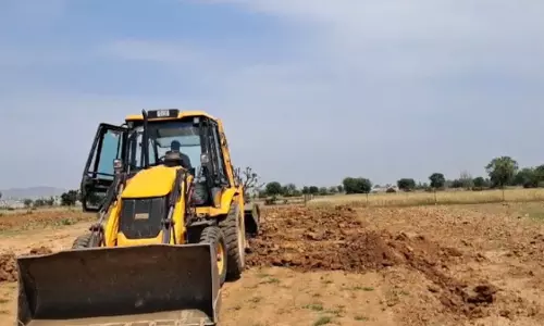 Alwar: नगर विकास न्यास द्वारा की गई 20 बीघा भूमि से अवैध प्लॉटिंग को हटाने की कार्रवाई