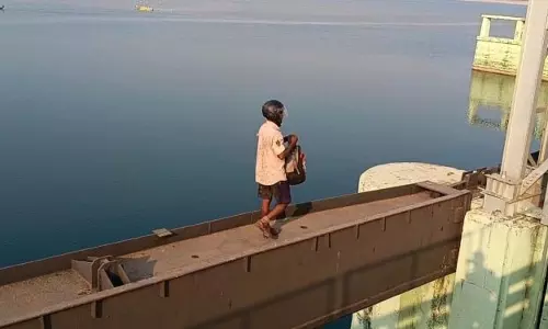 Barang खाकी वर्दीधारी व्यक्ति ने महानदी पुल पर मचाया धमाल Barang खाकी वर्दीधारी व्यक्ति ने महानदी पुल पर मचाया धमाल