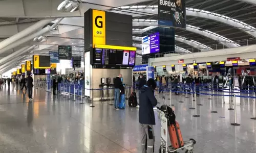 UK: बिजली की कमी के कारण बंद होने के बाद हीथ्रो हवाई अड्डे पर सीमित क्षमता में उड़ानें फिर से शुरू