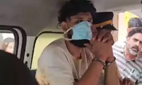 थमारास्सेरी में पुलिस द्वारा गिरफ्तार किए गए युवक ने MDMA निगल लिया थमारास्सेरी में पुलिस द्वारा गिरफ्तार किए गए युवक ने MDMA निगल लिया