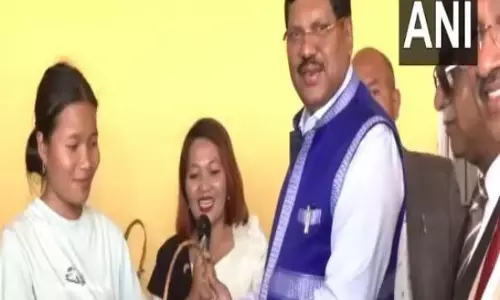 पांच सदस्यीय SC जजों के प्रतिनिधिमंडल ने चुराचांदपुर में राहत शिविर का दौरा किया पांच सदस्यीय SC जजों के प्रतिनिधिमंडल ने चुराचांदपुर में राहत शिविर का दौरा किया