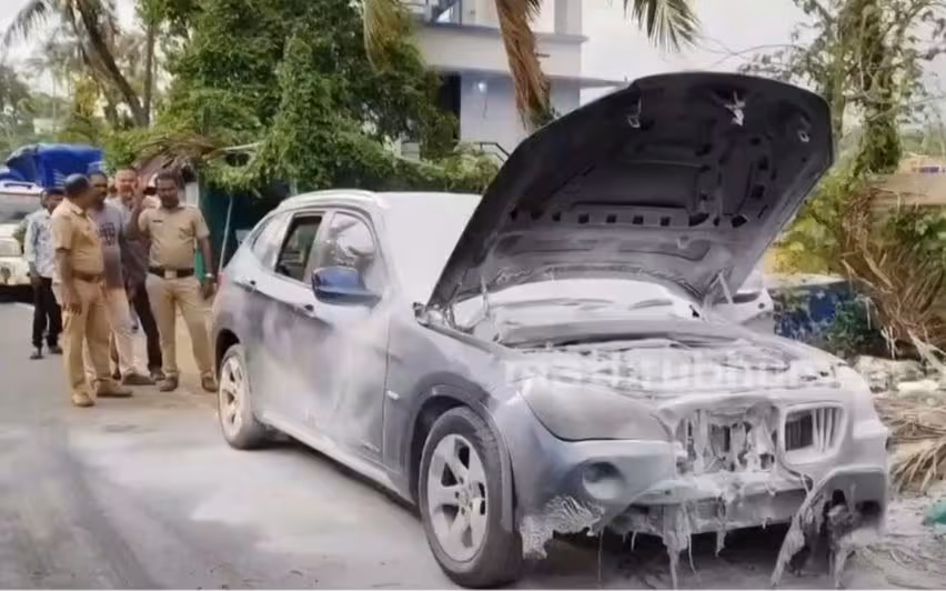केरल में BMW में लगी आग, मालिक बाल-बाल बचा; वाहन पूरी तरह से नष्ट