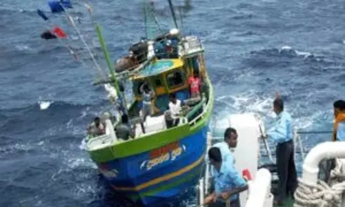 Sri Lanka हिरासत में लिए जाने के बाद रामेश्वरम के 11 मछुआरे घर लौटे Sri Lanka हिरासत में लिए जाने के बाद रामेश्वरम के 11 मछुआरे घर लौटे